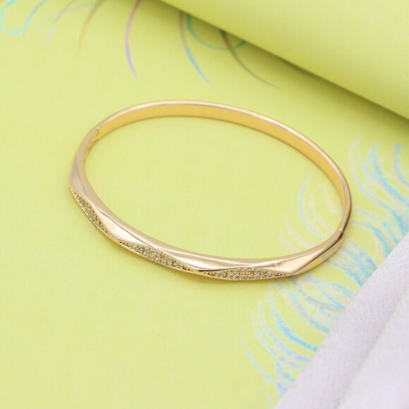 Elegant Wave Pattern Rose Gold Bangle with Sparkling Detailing, XPBL0483 - Picture 4 of 11